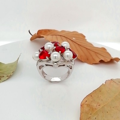 Ring pearl with red zircon