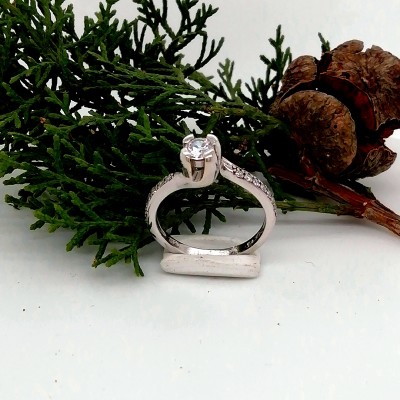 Wedding ring with  zircons