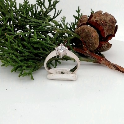 Wedding ring rhomb head