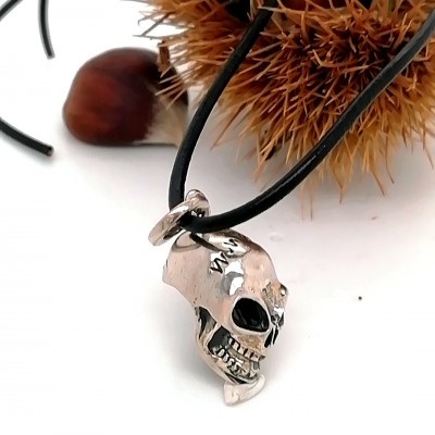 Pendant skull