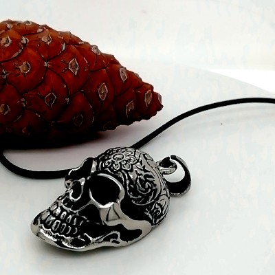 Pendant skull